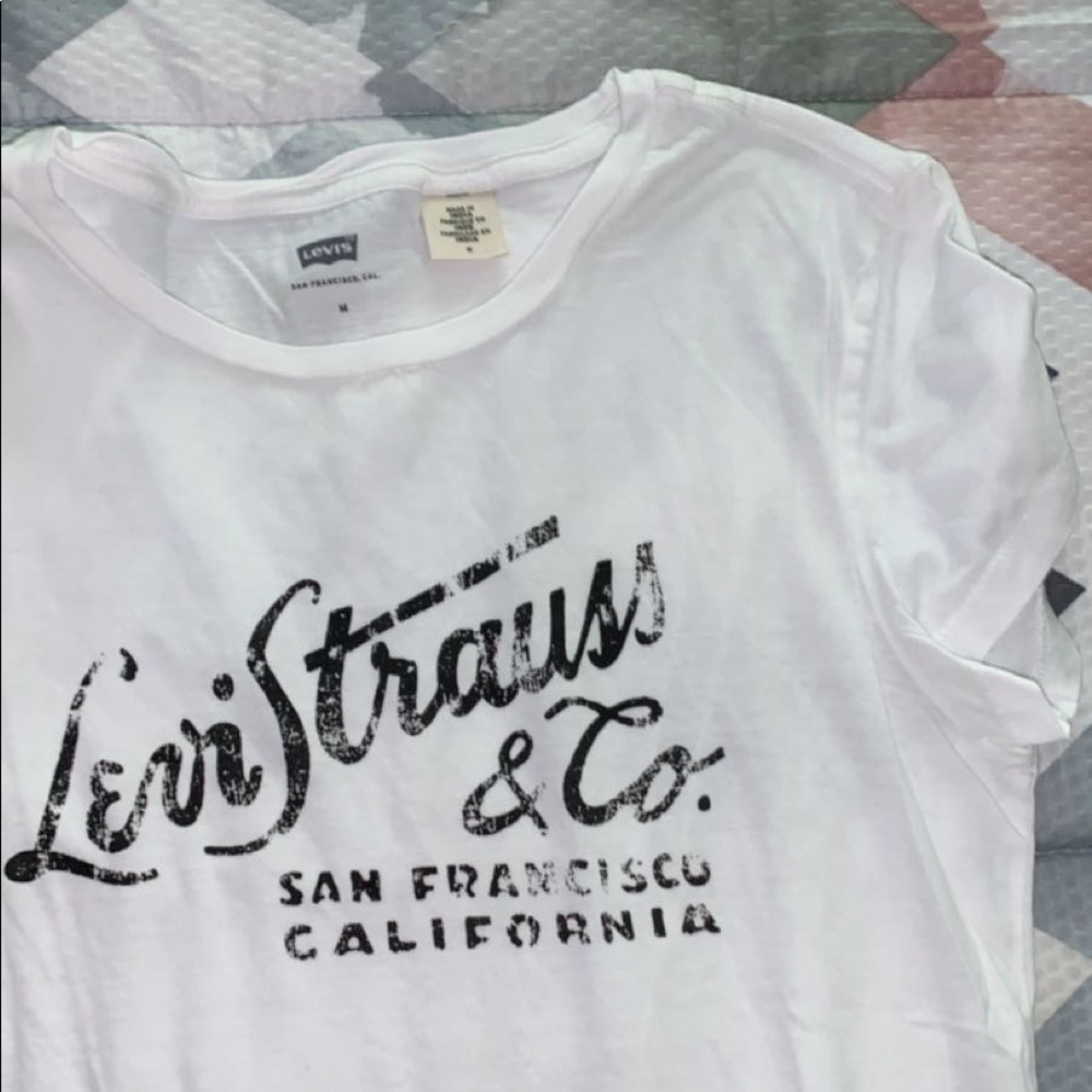 Levi’s women’s tees never worn